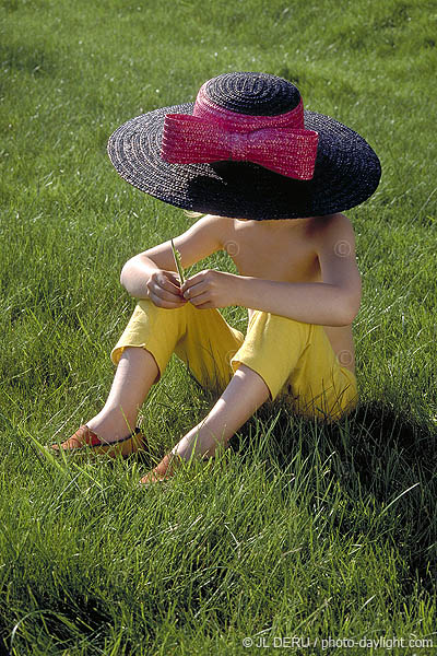petite fille avec un grand chapeau - little girl with a large hat